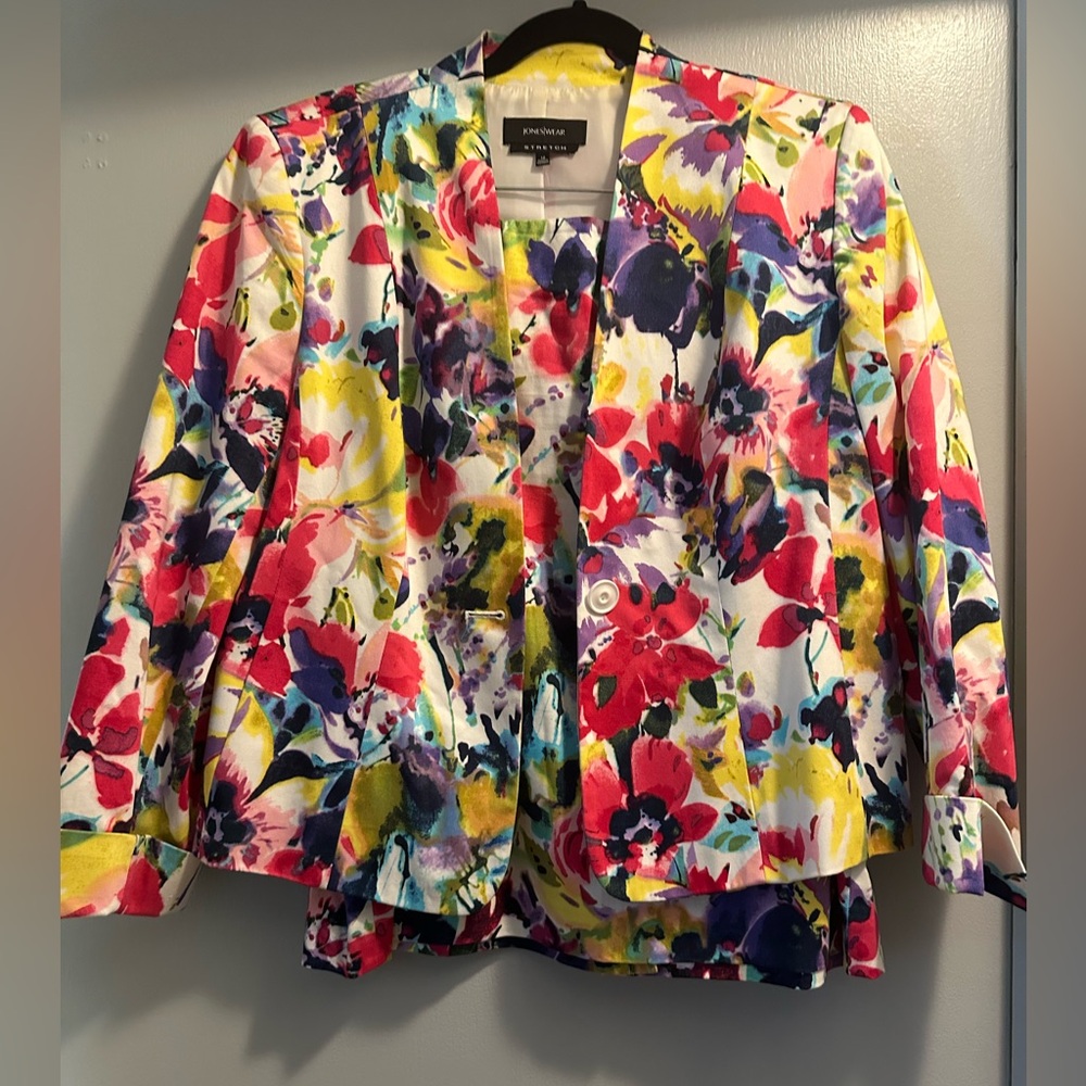 Jones Wear Red and Pink Floral suit
Jacket is size 12, skirt is size 16
